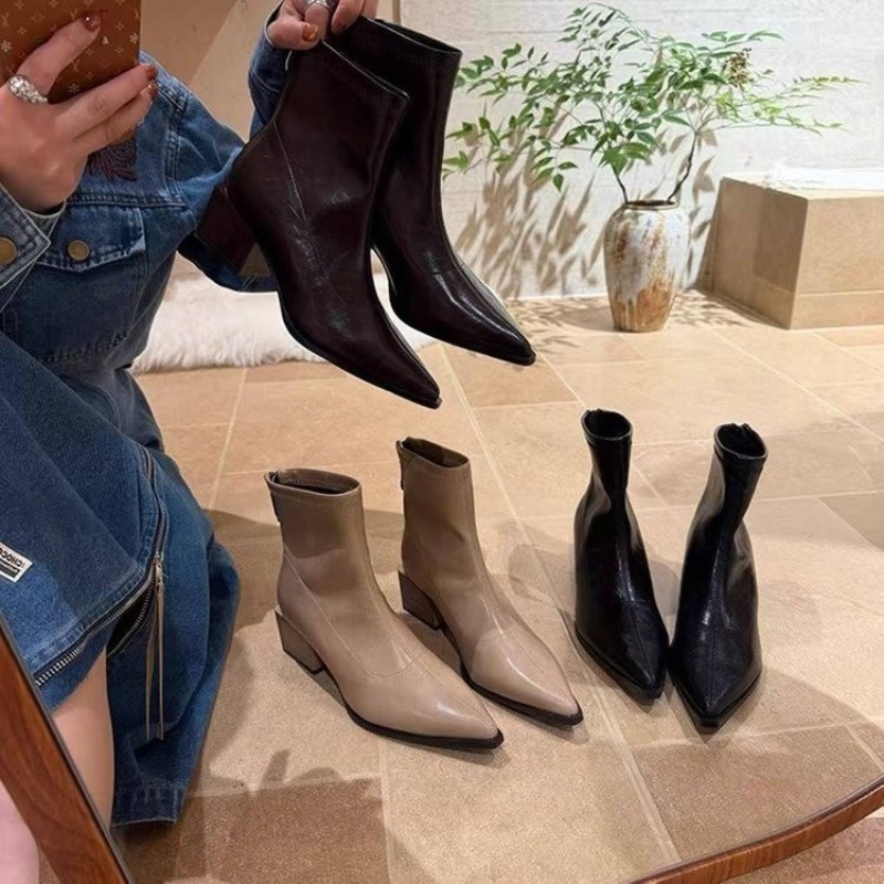 أحذية نسائية بتصميم عصري لعام  - مراجعة Street Fashion Winter 2026 وسعره