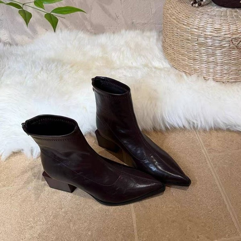 أحذية نسائية بتصميم عصري لعام  - مراجعة Street Fashion Winter 2026 وسعره